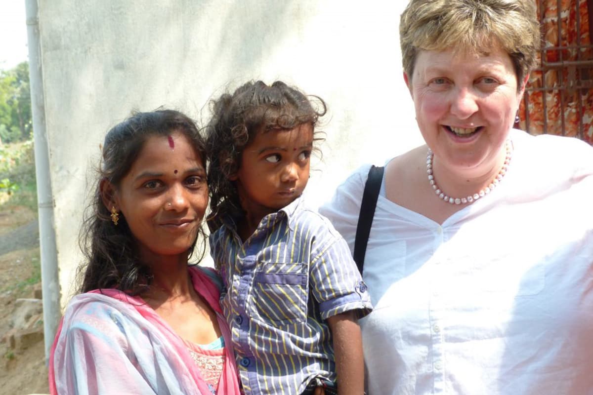 Jackie-Elton-India Co-Founder Jackie Elton stood beside a mother and her child